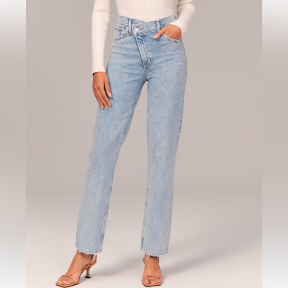 Abercrombie & Fitch Ultra High Rise 90s Straight Jean Size 30